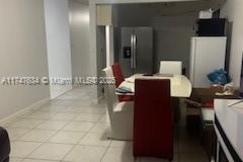 Casa en venta en Hialeah, Florida, 5 dormitorios, 262.54 m2 № 1727014 - foto 13