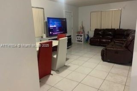 Casa en venta en Hialeah, Florida, 5 dormitorios, 262.54 m2 № 1727014 - foto 14