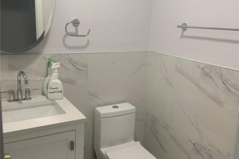 Casa en venta en Hialeah, Florida, 5 dormitorios, 262.54 m2 № 1727014 - foto 6