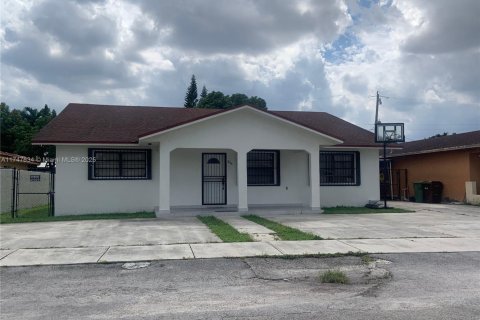 Casa en venta en Hialeah, Florida, 5 dormitorios, 262.54 m2 № 1727014 - foto 1