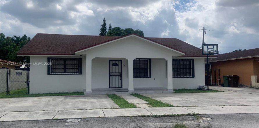 Casa en Hialeah, Florida 5 dormitorios, 262.54 m2 № 1727014