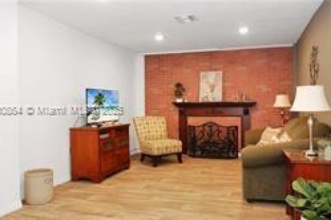 House in Fort Myers, Florida 6 bedrooms, 313.17 sq.m. № 1954690 - photo 8