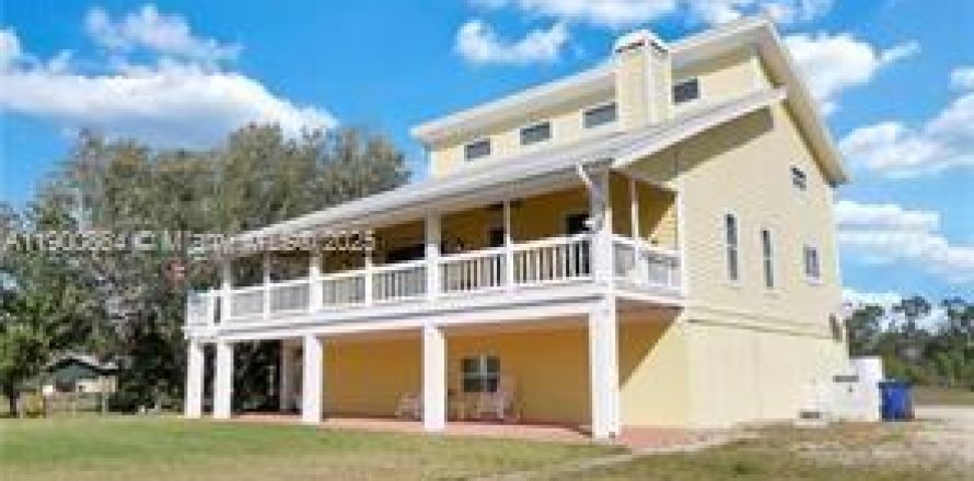 House in Fort Myers, Florida 6 bedrooms, 313.17 sq.m. № 1954690