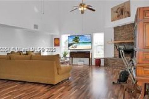 House in Fort Myers, Florida 6 bedrooms, 313.17 sq.m. № 1954690 - photo 17