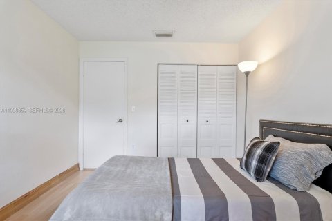 Villa ou maison à louer à Sunrise, Floride: 4 chambres, 149.57 m2 № 1996870 - photo 25