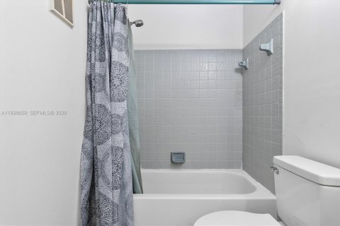 Villa ou maison à louer à Sunrise, Floride: 4 chambres, 149.57 m2 № 1996870 - photo 22