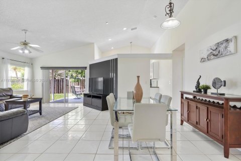 Villa ou maison à louer à Sunrise, Floride: 4 chambres, 149.57 m2 № 1996870 - photo 7