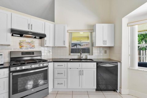 Villa ou maison à louer à Sunrise, Floride: 4 chambres, 149.57 m2 № 1996870 - photo 13