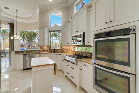 House in Jupiter, Florida 5 bedrooms, 390.19 sq.m. № 2260318 - photo 17