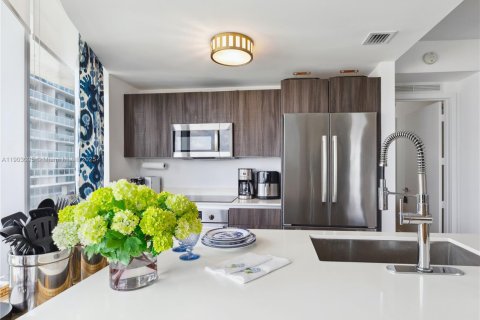 Condo in Miami, Florida, 2 bedrooms  № 2035653 - photo 16