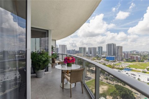 Condo in Miami, Florida, 2 bedrooms  № 2035653 - photo 2