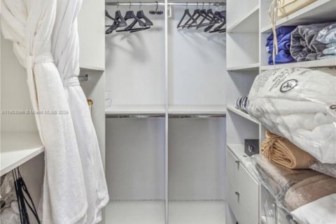 Condo in Miami, Florida, 2 bedrooms  № 2035653 - photo 7