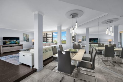 Condominio en alquiler en Hallandale Beach, Florida, 2 dormitorios, 144.28 m2 № 2067515 - foto 20