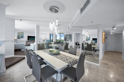 Condominio en alquiler en Hallandale Beach, Florida, 2 dormitorios, 144.28 m2 № 2067515 - foto 19