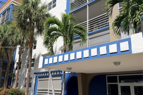 Condo in Dania Beach, Florida, 1 bedroom  № 2004825 - photo 24