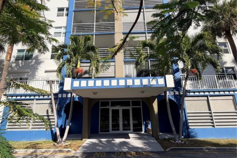 Condo in Dania Beach, Florida, 1 bedroom  № 2004825 - photo 25