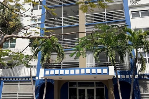 Condo in Dania Beach, Florida, 1 bedroom  № 2004825 - photo 23