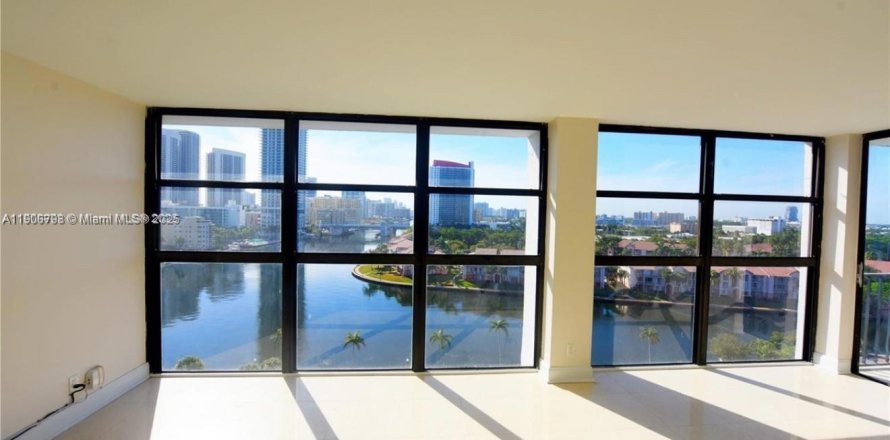 Кондоминиум с 2 спальнями в Халландейл-Бич, Флорида № 2012389