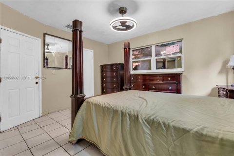 House in North Miami, Florida 3 bedrooms, 185.8 sq.m. № 2189531 - photo 14