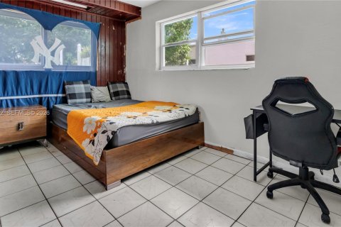 House in North Miami, Florida 3 bedrooms, 185.8 sq.m. № 2189531 - photo 17