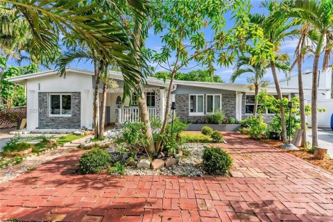 House in North Miami, Florida 3 bedrooms, 185.8 sq.m. № 2189531 - photo 2