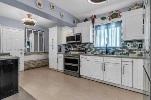 House in North Miami, Florida 3 bedrooms, 185.8 sq.m. № 2189531 - photo 11
