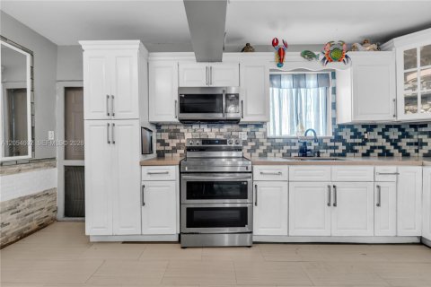 House in North Miami, Florida 3 bedrooms, 185.8 sq.m. № 2189531 - photo 10