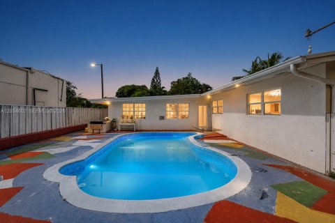 House in North Miami, Florida 3 bedrooms, 185.8 sq.m. № 2189531