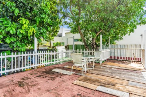 House in North Miami, Florida 3 bedrooms, 185.8 sq.m. № 2189531 - photo 23