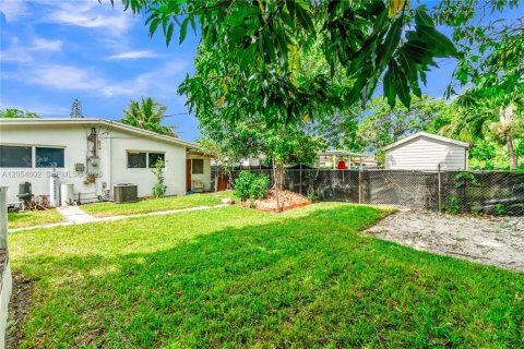 House in North Miami, Florida 3 bedrooms, 185.8 sq.m. № 2189531 - photo 4
