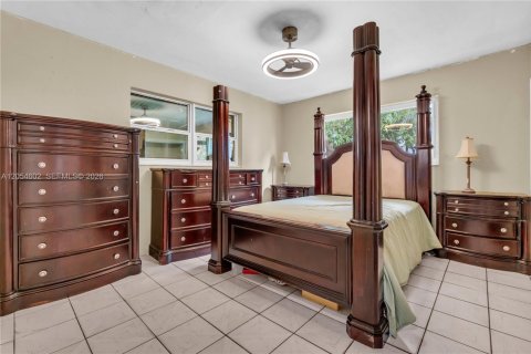 House in North Miami, Florida 3 bedrooms, 185.8 sq.m. № 2189531 - photo 13