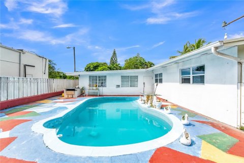 House in North Miami, Florida 3 bedrooms, 185.8 sq.m. № 2189531 - photo 5