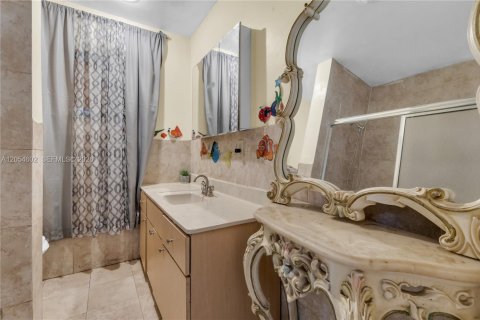 House in North Miami, Florida 3 bedrooms, 185.8 sq.m. № 2189531 - photo 18