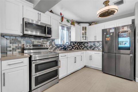 House in North Miami, Florida 3 bedrooms, 185.8 sq.m. № 2189531 - photo 9