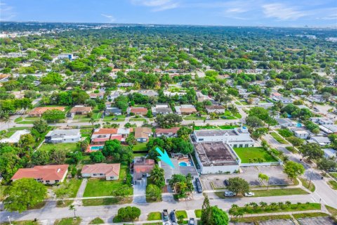 House in North Miami, Florida 3 bedrooms, 185.8 sq.m. № 2189531 - photo 28