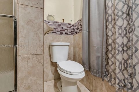 House in North Miami, Florida 3 bedrooms, 185.8 sq.m. № 2189531 - photo 16