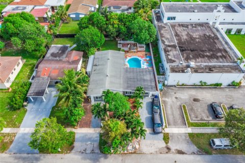 House in North Miami, Florida 3 bedrooms, 185.8 sq.m. № 2189531 - photo 26