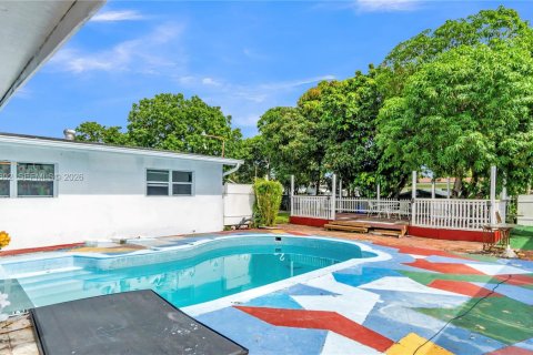 House in North Miami, Florida 3 bedrooms, 185.8 sq.m. № 2189531 - photo 21