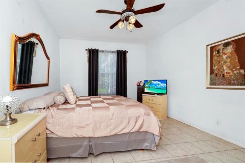 House in Orlando, Florida 3 bedrooms, 121.7 sq.m. № 1910036 - photo 17