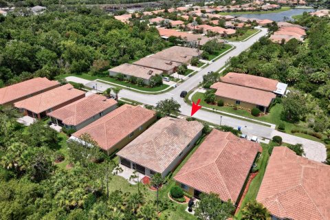 House in Vero Beach, Florida 3 bedrooms, 186.36 sq.m. № 2088138 - photo 3