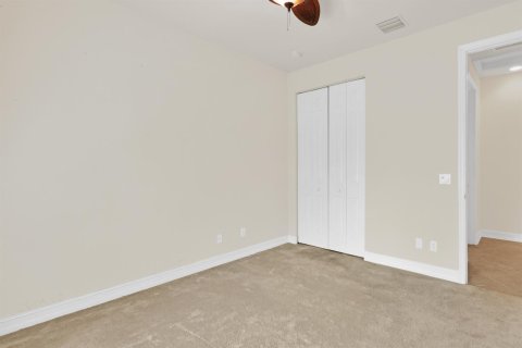 House in Vero Beach, Florida 3 bedrooms, 186.36 sq.m. № 2088138 - photo 17