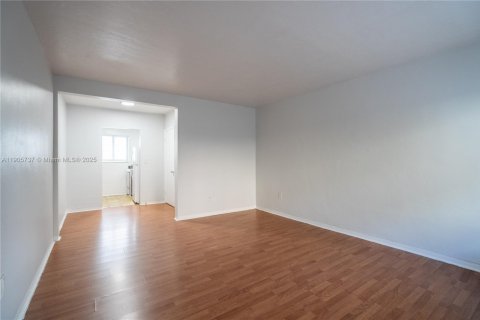 Apartamento en alquiler en Miami Beach, Florida, 48.77 m2 № 1956286 - foto 3