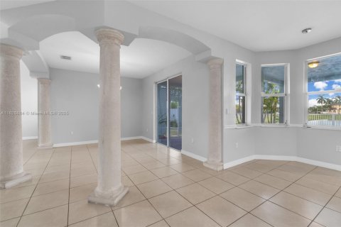 House in Miami, Florida 4 bedrooms, 230.49 sq.m. № 1797023 - photo 11