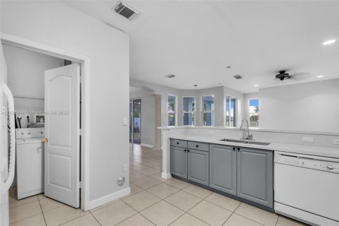 House in Miami, Florida 4 bedrooms, 230.49 sq.m. № 1797023 - photo 19