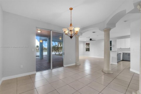 House in Miami, Florida 4 bedrooms, 230.49 sq.m. № 1797023 - photo 14