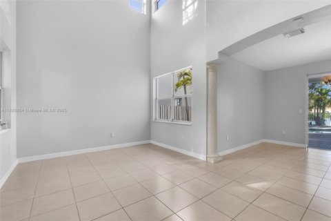 House in Miami, Florida 4 bedrooms, 230.49 sq.m. № 1797023 - photo 15