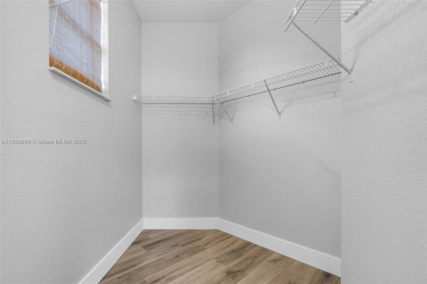 House in Miami, Florida 4 bedrooms, 230.49 sq.m. № 1797023 - photo 28