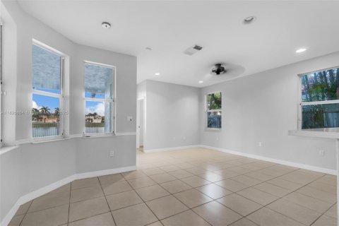 House in Miami, Florida 4 bedrooms, 230.49 sq.m. № 1797023 - photo 22