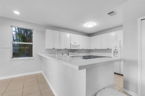 House in Miami, Florida 4 bedrooms, 230.49 sq.m. № 1797023 - photo 18