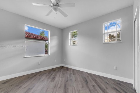 House in Miami, Florida 4 bedrooms, 230.49 sq.m. № 1797023 - photo 27